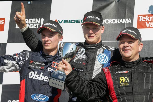 Johan Kristoffersson överst på pallen flankerad av Sebastian Eriksson (t.v.) och Henning Solberg.
