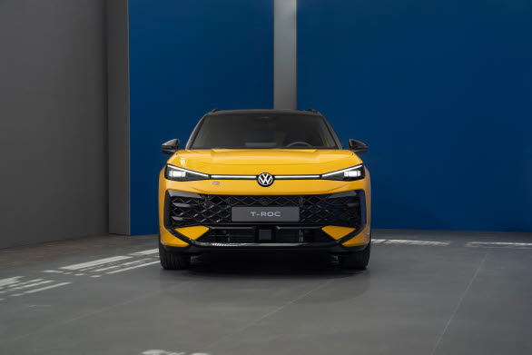 IQ.LIGHT LED Performance-strålkastare finns som tillval till Life men är standard för versionen R-Line. Till dessa strålkastare ingår också den belysta smala LED-listen och den vita belysta Volkswagen-logotypen.