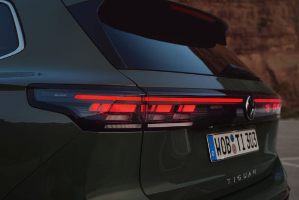En horisontell LED-list mellan baklyktorna framhäver bilens bredd.