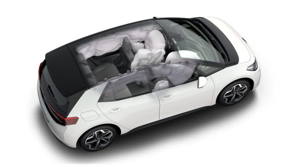 En mittkrockkudde för framsätena förhindrar eventuell huvudkontakt mellan förare och främre passagerare.