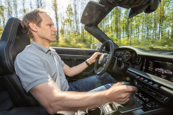 Porsche 911 Carrera S med sjuväxlad manuell växellåda.