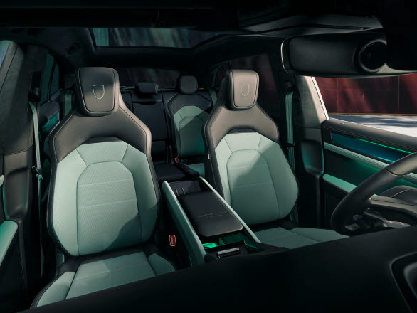 Hjärtat i det nya Interiörpaket Style är den tvåfärgade läderklädseln i Black/Delgada Green, som sträcker sig till dörrpanelerna och de 14-vägs inställbara komfortsätena, där även säkerhetsbältena tar upp färgtemat.