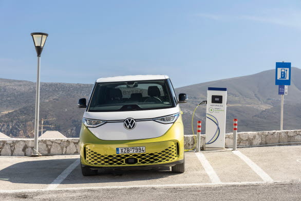 På den grekiska ön Astypalea pågår omställning till e-mobilitet. ID.Buzz.
