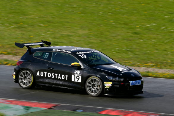 Mikaela Åhlin-Kottulinsky kör för tredje året i Volkswagens enhetsserie Scirocco R-Cup.