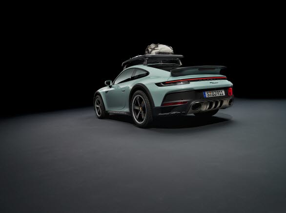 Porsche 911 Dakar i färgen Shade Green Metallic och takräcke med integrerade extraljus.