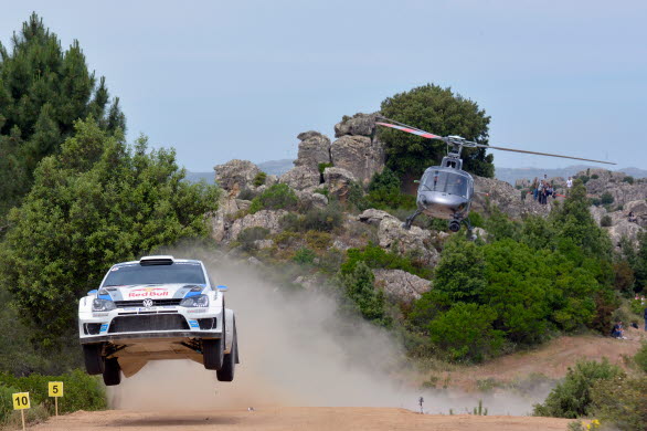 Volkswagen Motorsport fortsätter att dominera i rally-VM. I lördags tog man sin femte seger av sju körda tävlingar. Sébastien Ogier vann det italienska rallyt på Sardinien i sin 315 hästkrafter starka Polo R WRC. 