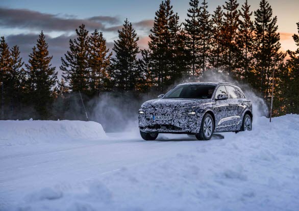 Produktionsnära Audi Q6 e-tron på tester i norr