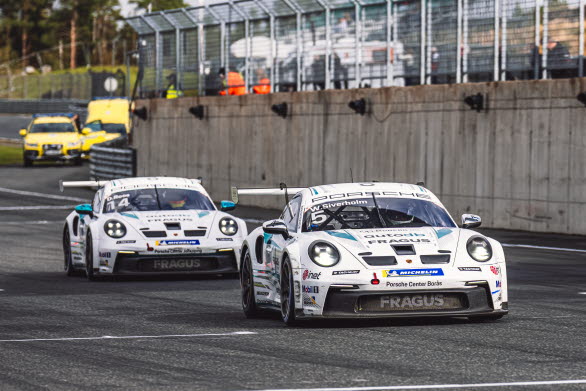 Under säsongsfinalen av Porsche Carrera Cup Scandinavia på Mantorp Park utmanar William Siverholm tabelltvåan Emil Persson om mästerskapets silvermedalj. Med lika delar skicklighet och tur kan dock både Siverholm och Persson utmana serieledaren Daniel Ros i kampen om mästerskapstiteln.