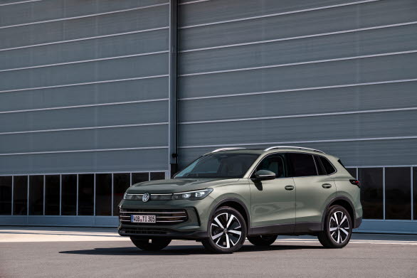 Nya Tiguan i Elegance-utförande och lacken Cipressino Green.