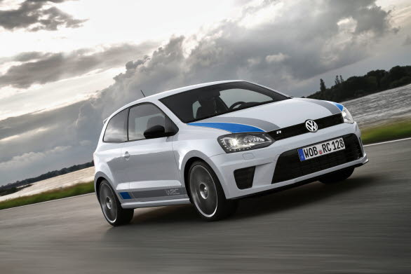 En kraftfull tvåliters TSI-motor på 220 hk ger Polo R WRC en särskilt sportig och körglad karaktär. Sprinten 0-100 km/h klaras av på endast 6,4 sekunder och den har en toppfart på 243 km/h. 