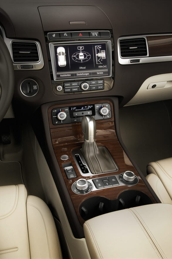 Till SUV-detaljerna i Touareg hör exempelvis vridreglagen i aluminium till luftkonditioneringen Climatronic, chassiregleringen, luftfjädringen, radio/navigationssystemet, sidobackspeglarna och ventilationen som nu alla ersatts av vridreglage med ny design. Reglagebelysningen är vit istället för som tidigare röd. 