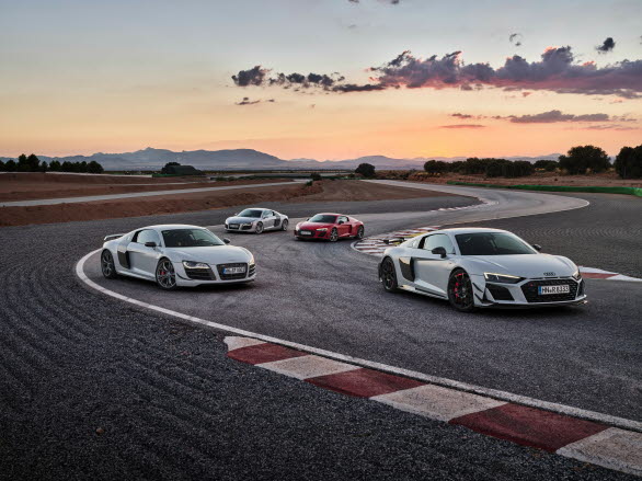 Audi R8 Coupé V10 GT RWD, Audi R8 Coupé V10 performance RWD, Audi R8 GT Coupé (1:a generationen), Audi R8 5.2 FSI quattro (1:a generationen)
Audi R8 Coupé V10 GT RWD, Suzukagrå,
Audi R8 Coupé V10 performance RWD, tangoröd,
Audi R8 GT Coupé (1:a generationen), Suzukagrå.
Audi R8 5.2 FSI quattro (1:a generationen), Silvermetallic.