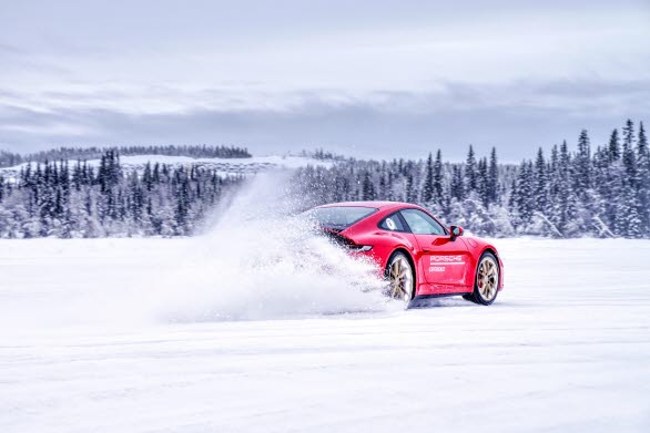 Just nu pågår kickoff inför Driver Development Programme 2020 i Åre där Porsche Motorsport och ett team av professionella instruktörer möter årets förare. Under tre intensiva träningsdagar med avancerad bilkörning på is, e-learning, föreläsningar och längdskidåkning läggs grunden för det utvecklingsarbete som fortlöper hela den kommande racingsäsongen.