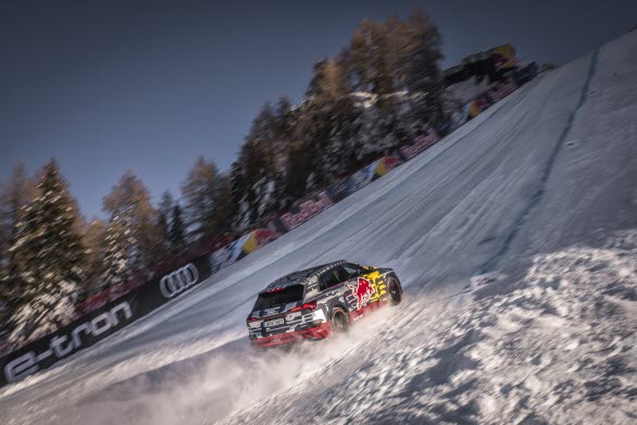 Audi e-tron uppför störtloppsbacken i Kitzbühel