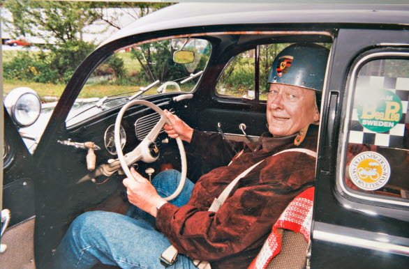 Harry, ”Rally-Harry”, Bengtsson har en gedigen meritlista som rallyförare och var trogen Volkswagen under många år. I maj 2013 körde han sin sista tävling i Gärdesloppet, Prins Bertil Memorial, på Djurgården. Och då i segerbilen från Midnattssolsrallyt 1956 – en Volkswagen 1200. (Foto: Håkan Flank) 