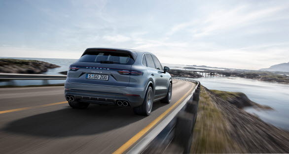 Mellan de nyutformade bakljusen sträcker sig den distinkta Porsche-logotypen.