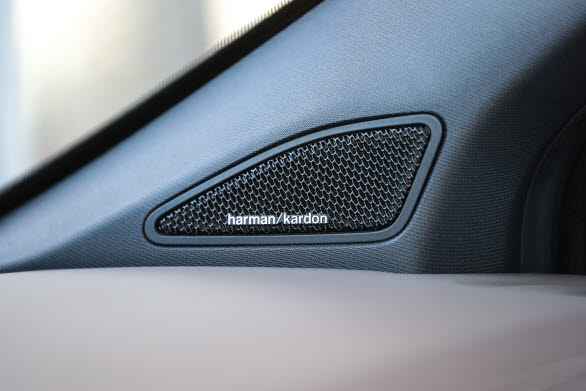 Ett välljudande Harman Kardon högtalarsystem i Amarok Aventura