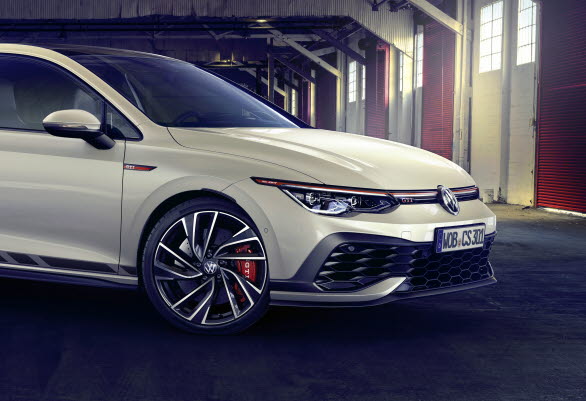 Golf GTI Clubsport är som standard utrustad med 18"-lättmetallfälgarna ”Richmond”. Andra iögonfallande detaljer i Clubsports silhuett är tröskelbreddarna med sitt svarta streckade mönster.