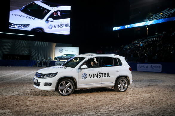 Tinne Vilhelmson Silfvén tar ett ärevarv med vinsten - en Tiguan TSI 160 R-Line. (Foto: Roland Thunholm)