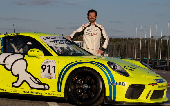 Prins Carl Philip deltar i den klassiska motortävlingen Kanonloppet på Gelleråsen Arena med Porsche. Här på seriens försäsongstester, som körs den 12-13 april på just Gelleråsen Arena.