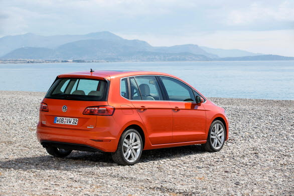 Volkswagen Golf Sportsvan är en ny och sportig allroundbil som kombinerar det bästa från storleksklasserna halvkombi, kombi och minivan. Summan av alla praktiska detaljlösningar gör den till en av de mest mångsidiga kompaktbilarna. Modellen är nu prissatt och beställningsbar på den svenska marknaden och premiären sker i augusti. 