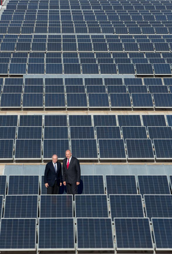 Jorge Fernández Díaz, Spaniens inrikesminister, och Jürgen Stackmann, styrelseordförande på SEAT mellan solcellspanerlerna.