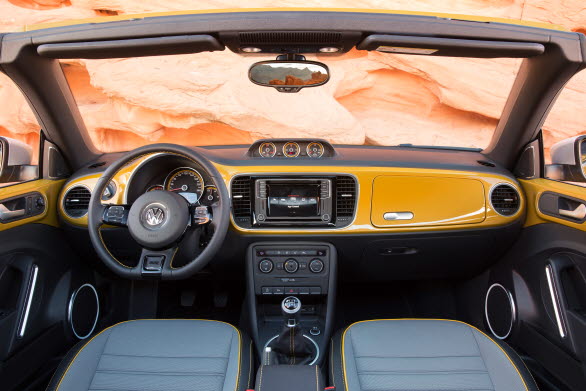 Utmärkande inslag är instrumentpanelen som är lackerad i ”Sandstorm Yellow Metallic” eller i svart, kraftigt markerade gula dekorsömmar på bland annat sportstolarna, den läderklädda ratten och parkeringsbromsspaken samt svarta dörrpaneler, takstolpar och svart innertak.