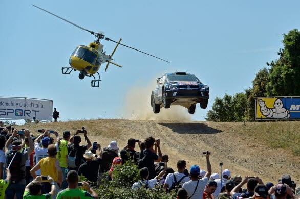 Jari-Matti Latvala skuggas av helikoptern över ”Micky´s Jump". 