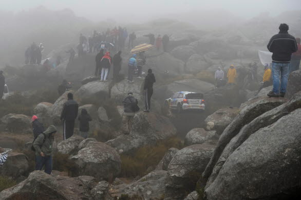 Tjock dimma, leriga, hala vägar i Rally Argentina
