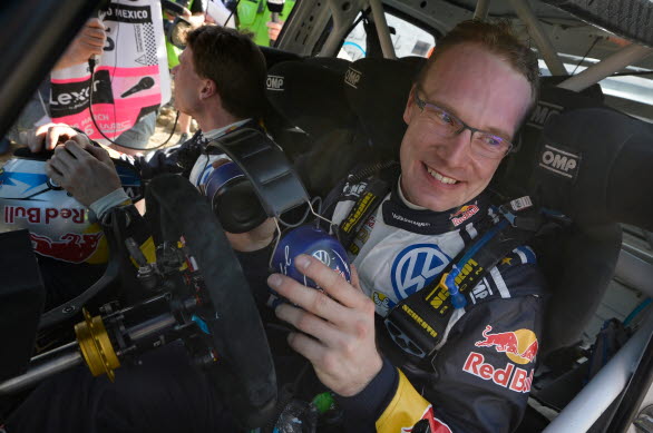 En avslappnad Jari-Matti Latvala är glad och nöjd efter segern i Maxiko.