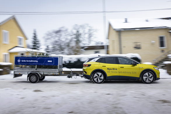 Volkswagen har samlat in utslängda julgranar med hjälp av sin nya elbil ID.4.