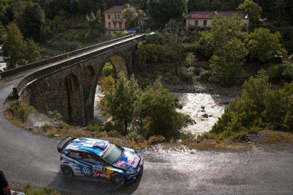 Ömsom regn, ömsom torra vägar, Sébastien Ogier hade inte bara väglaget att tampas med.