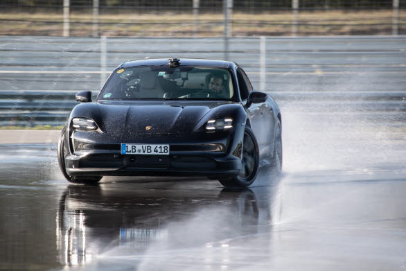Porsche Taycan på sin 42,171 kilometer långa väg mot världsrekordet i helelektrisk drifting