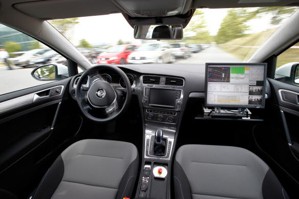 Med V-Charge letar bilen helautomatiskt upp en ledig parkeringsplats och navigerar själv sig fram till denna. Handlar det om en elbil, prioriterar systemet en parkeringsplats som är utrustad med en automatisk laddningsanläggning. 