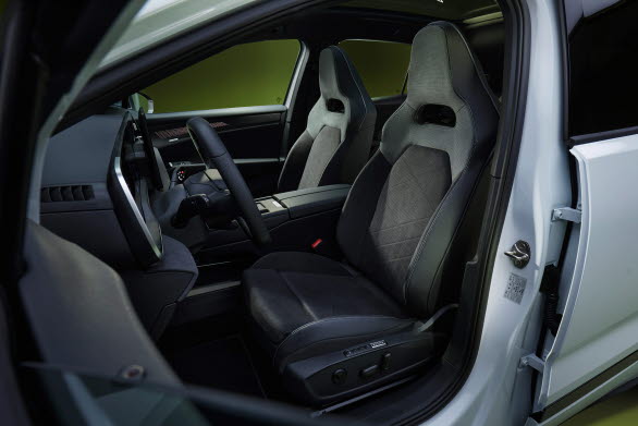 ID. Tiguan R-Line har premiumsportstolar med integrerade nackskydd och detaljer i ArtVelours Eco.