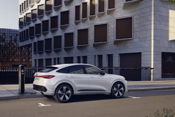 Säljstart för nya Audi Q5 och Q5 Sportback e-hybrid quattro - två laddhybrider med längre räckvidd