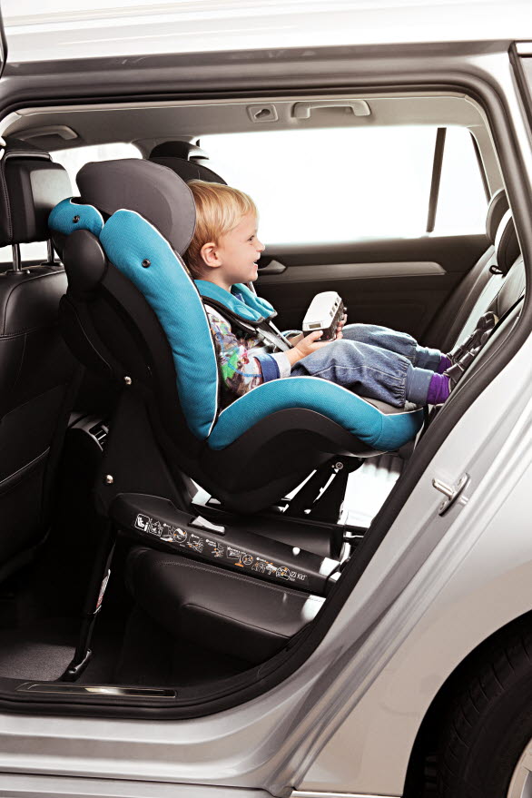 i-Size kräver att bilbarnstolstillverkarna erbjuder stolar som gör det möjligt att köra barnet bakåtvänt tills de är minst 15 månader. Ett starkt fokus ligger på användningen av ISOFIX-fästen i bilen och på att minska felaktig montering och felaktig användning av bilbarnstolar. 