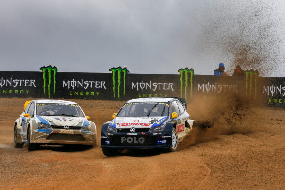 Johan Kristoffersson (t.h.) i kamp med Per-Gunnar Andersson under VM-premiären i Portugal. Båda Volkswagenförarna avancerade till final. Kristoffersson vann, Andersson blev sexa. 