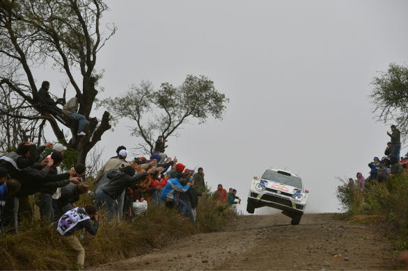 Jari-Matti Latvala hejas fram av entusiastiska fans.