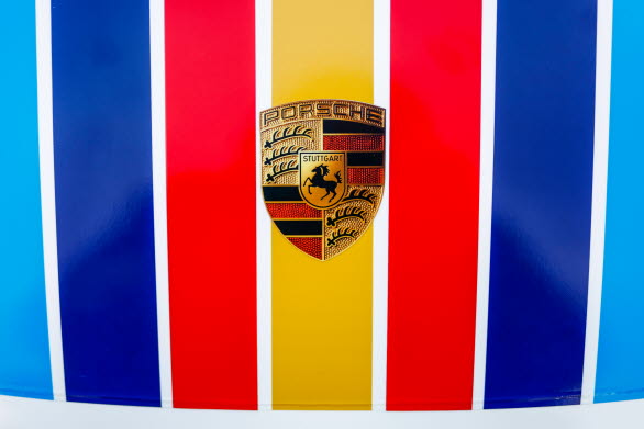 LMDh-racerbilarna som körs av fabriksteamet bär en speciell dekor som är en hyllning till Porsches historiska framgångar på Le Mans.