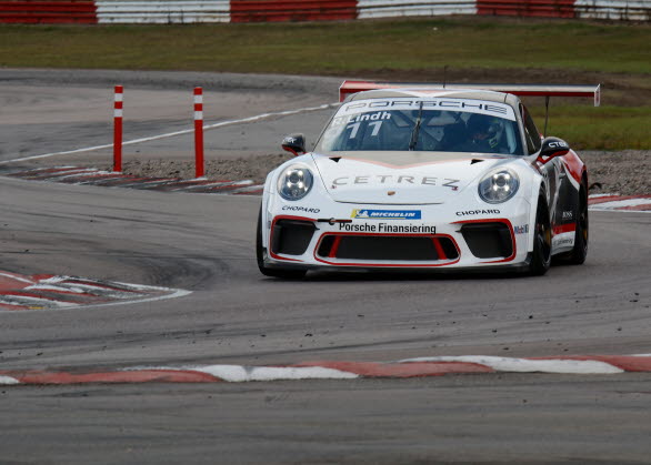 Det svenska stjärnskottet Rasmus Lindh från Kullavik ansluter till finalen i Porsche Carrera Cup Scandinavia. Han kommer direkt till Knutstorp från USA och IMSA Prototype Challenge som han kört i väntan på att Indy Lights ska återstarta våren -21. Årets säsong sköts upp p.g.a. coronapandemin. Bild: Gästföraren Rasmus Lindh på Mantorp Park 2019.