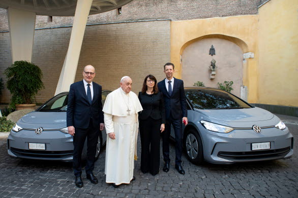 Elbilsöverlämning i Vatikanstaten (från vänster): Marcus Osegowitsch, VD för Volkswagen Group Italia; Påve Franciskus; Imelda Labbé, medlem i Volkswagens ledningsgrupp med ansvar för försäljning, marknadsföring och eftermarknad; Christian Dahlheim, VD för Volkswagen Financial Services AG.