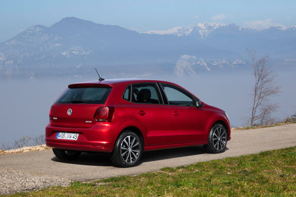 På den svenska marknaden erbjuds två bensinversioner (TSI 90 och TSI 110), samt två dieseldrivna alternativ (TDI BlueMotion och TDI 90). 
