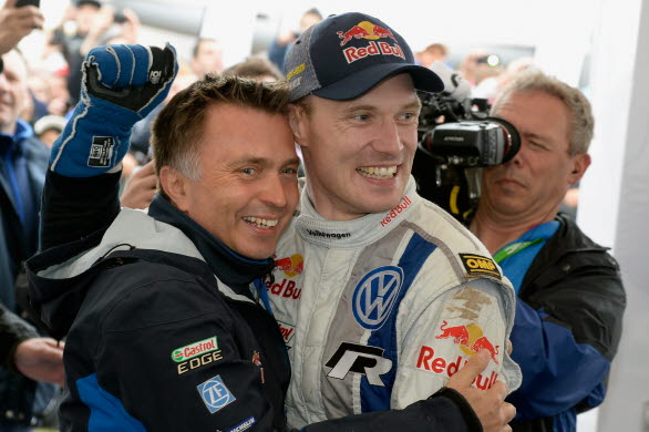 Jost Capito, Volkswagen Motorsport, gratulerar Jari-Matti Latvala till segern