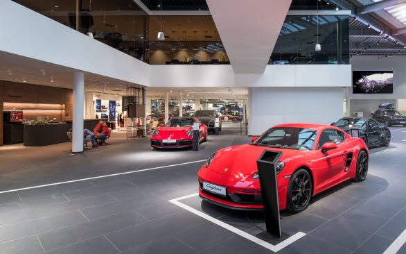 Dynamiska linjer med inspiration från racerbanor återspeglar motorsporttraditionen hos Porsche.