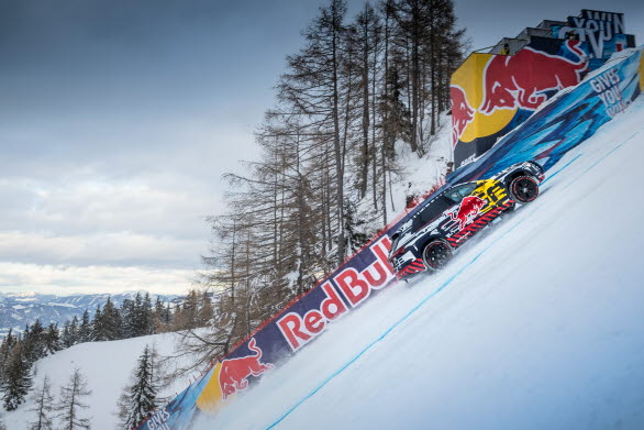 Audi e-tron uppför störtloppsbacken i Kitzbühel