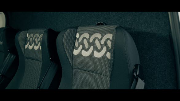 Tre separata och uttagbara stolar ger komfort och generösa utrymmen för baksätespassagerarna