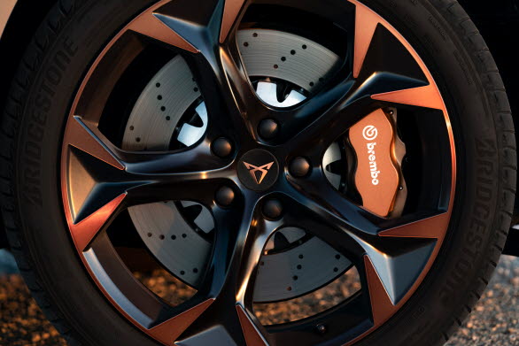 18" Brembo-bromsar i kopparfinish sitter bakom de karaktäristiska CUPRA 19" fälgarna i lättmetall.