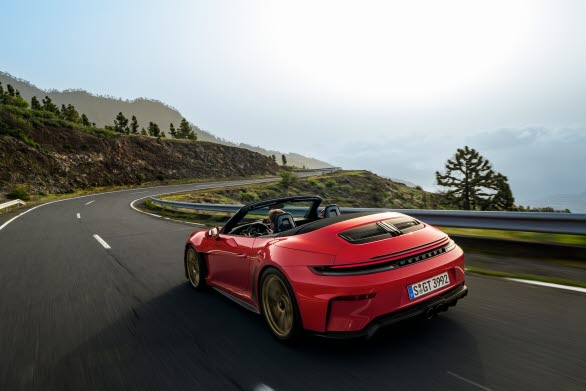 Eftersom 911 GT3 S/C, till skillnad från föregångaren 911 Speedster, inte har något bakparti i dubbelbubbeldesign, kunde det helautomatiska lättviktstaket från den nuvarande modellserien 911 monteras i stället för en manuell sufflett.