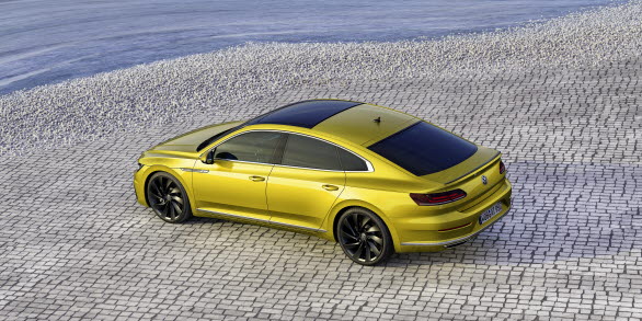 En kulör som passar perfekt ihop med Arteons progressiva karaktär är ”Curcuma Yellow” som influerats av solens strålar och ger bilen ett lätt intryck. 